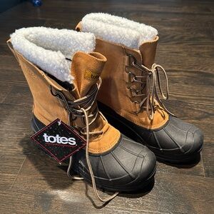 Men’s snow boots size 8